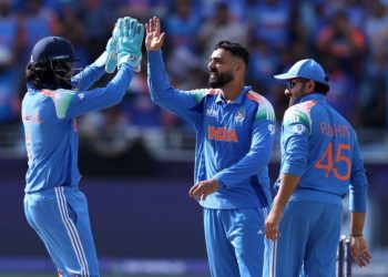 চ্যাম্পিয়ন্স ট্রফি : প্রথম ব্যাট করে ২৫১ রান করেছে ; ক্রিজে রয়েছেন রোহিত শর্মা ও শুভমান গিল