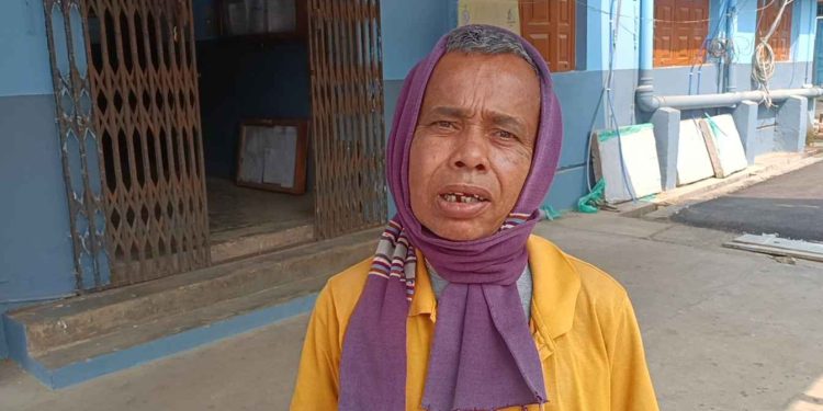 বিজেপি করার অপরাধে আবাস যোজনার অনুদান থেকে বঞ্চিত ভাতারের প্রৌঢ় ! বিডিওর দ্বারস্থ