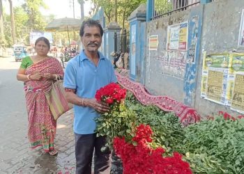 বর্ধমানের গোলাপবাগে জমজমাট গোলাপ ফুলের চৈত্র সেলের বাজার