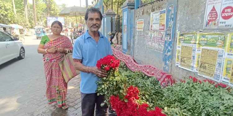 বর্ধমানের গোলাপবাগে জমজমাট গোলাপ ফুলের চৈত্র সেলের বাজার