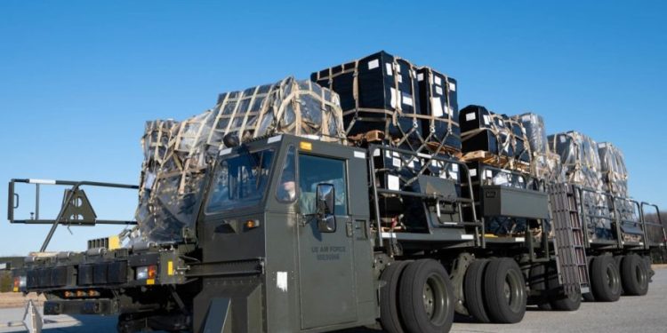 ইউক্রেনকে সামরিক সহায়তা বন্ধ করলেন ট্রাম্প