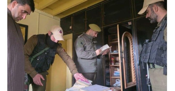 সন্ত্রাসবাদ নির্মূল করতে শ্রীনগর ও সোপোরে ব্যাপক অভিযান চালাচ্ছে জম্মু-কাশ্মীর পুলিশ