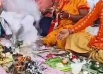 পরিবারের অমতে ভিন সম্প্রদায়ের প্রেমিককে বিয়ে করায় তরুনীর শ্রাদ্ধানুষ্ঠান, রীতি মেনে ভোজ খাওয়ানো হল গ্রামবাসীদের