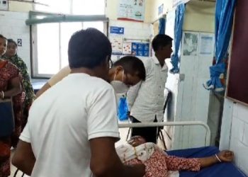 হাসপাতাল থেকে মাকে ছুটি করাতে এসে আয়ার মারে অসুস্থ হয়ে পড়ে হাসপাতালে ভর্তি হল মেয়ে