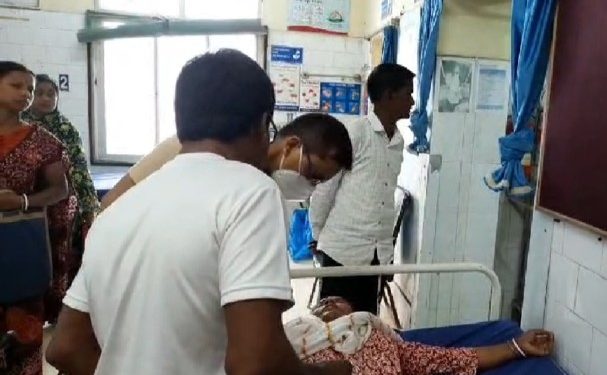 হাসপাতাল থেকে মাকে ছুটি করাতে এসে আয়ার মারে অসুস্থ হয়ে পড়ে হাসপাতালে ভর্তি হল মেয়ে