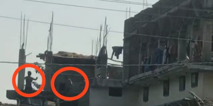 দারভাঙ্গায় নবরাত্রির শোভাযাত্রায় মহম্মদ আলাউদ্দিনের ছাদ থেকে পাথরবাজি, সন্তানদের বাঁচাতে রাস্তায় শুয়ে পড়লেন হিন্দু মহিলারা, আহত বেশ কিছু পূণার্থী