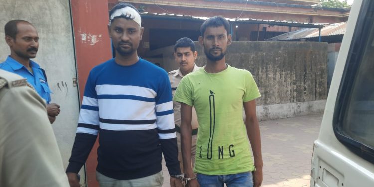 কেতুগ্রাম : ছেলের সামনেই মাকে গনধর্ষণের চেষ্টায় অভিযুক্ত ২ ভাই মহিবুল ও সফিকুল গ্রেপ্তার