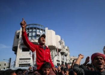 ‘হামাস গেট আউট’ তুললী গাজার ফিলিস্তিনিরা