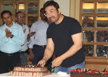 রীনা দত্ত ও কিরণ রাওয়ের পর এবার গৌরী, ফের এক হিন্দু মহিলার প্রেমে পড়েছেন বৃদ্ধ আমির খান, কয়েক মাস ধরে করছেন ‘লিভ-ইন’