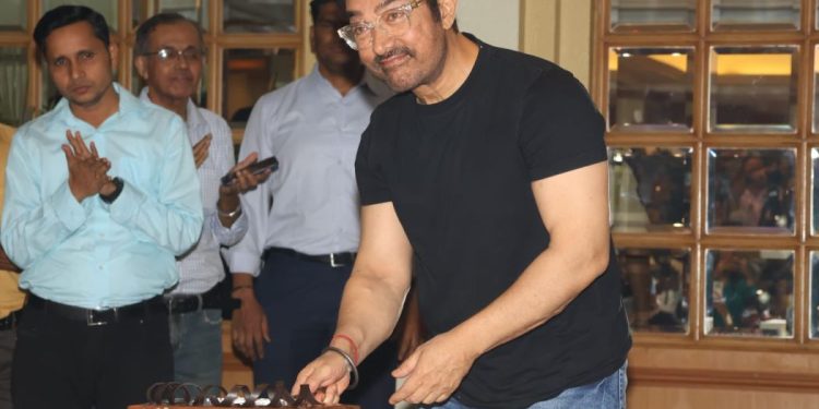 রীনা দত্ত ও কিরণ রাওয়ের পর এবার গৌরী, ফের এক হিন্দু মহিলার প্রেমে পড়েছেন বৃদ্ধ আমির খান, কয়েক মাস ধরে করছেন ‘লিভ-ইন’