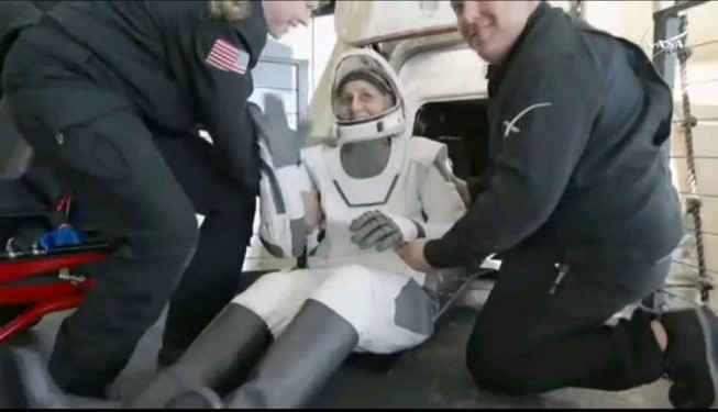 দীর্ঘ ৯ মাস মহাকাশে কাটানোর পর পৃথিবীতে ফিরলেন সুনিতা উইলিয়ামস ও বুচ উইলমোর