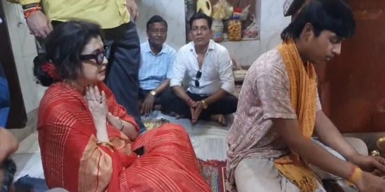 কেতুগ্রামের অট্টহাস সতীপীঠে অভিনেত্রী দেবশ্রী রায়ের হঠাৎ পুজো দিতে আসায় জল্পনা