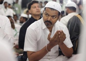 চেন্নাইয়ে নিজের আয়োজিত ইফতার পার্টিতে শ্রদ্ধার সঙ্গে নামাজ পড়লেন তামিল অভিনেতা বিজয়