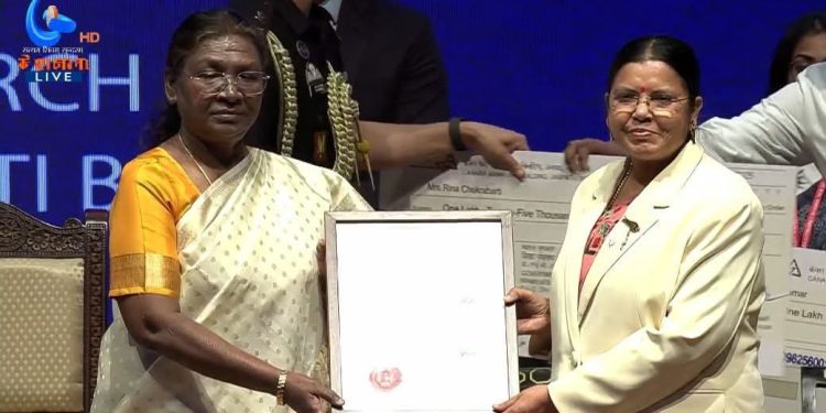 গোটা বিশ্বে সাড়া ফেলো দিয়েছে মৎস বিজ্ঞান নিয়ে বঙ্গ কন্যা রিনার গবেষণা ; নারী দিবসের প্রাক্কালে সন্মানিত করলেন রাষ্ট্রপতি