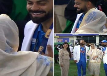 মাঠে মহম্মদ শামির মায়ের পা ছুঁয়ে প্রনাম করলেন কিং কোহলি, ভাইরাল হল ভিডিও