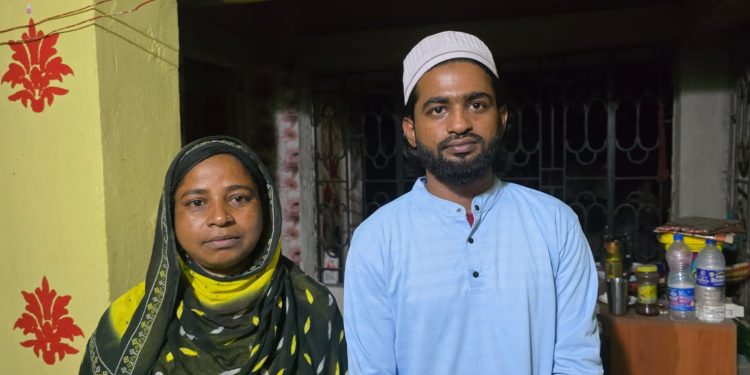 এমএ পাশ মেয়ের অনুপ্রেরণায় একসাথে মাধ্যমিকের পর উচ্চমাধ্যমিক পরীক্ষা দিলেন মা ও ছেলে