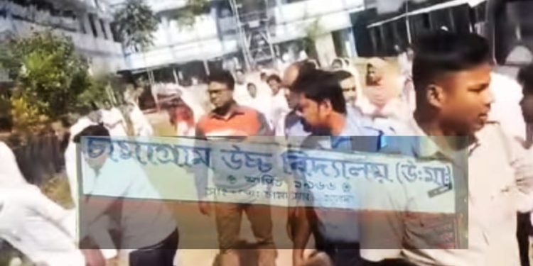 মালদা : পরীক্ষার শুরুর আগে টুকলি তল্লাশি চালানোর অপরাধে ৬ শিক্ষককে ব্যাপক মারধর করল পরীক্ষার্থীরা