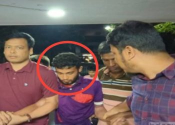 বাংলাদেশের লক্ষ্মীপুরে প্রতিমা ভাঙচুরে জড়িত যুবককে পুলিশের হাতে তুলে দিলেন বাবা