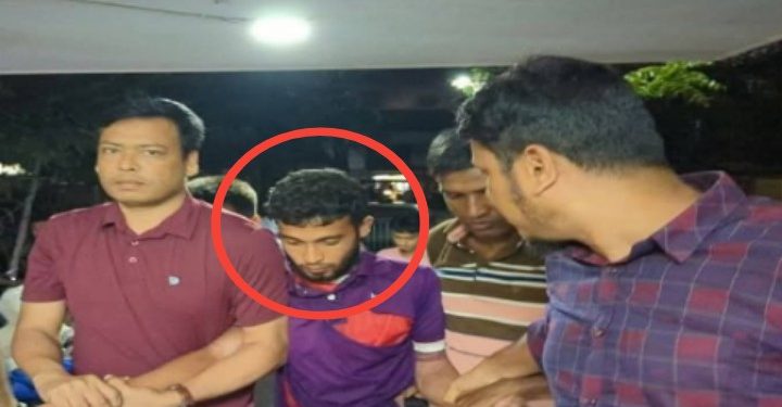 বাংলাদেশের লক্ষ্মীপুরে প্রতিমা ভাঙচুরে জড়িত যুবককে পুলিশের হাতে তুলে দিলেন বাবা