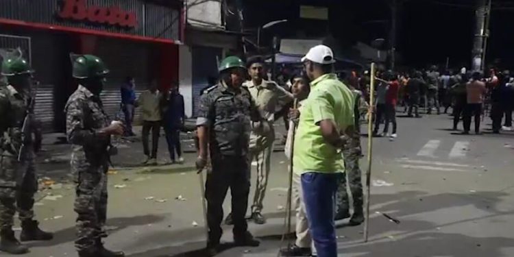 হাজারিবাগে মঙ্গলা শোভাযাত্রা মসজিদের পাশ দিয়ে যেতেই পাথরবাজি, দুই সম্প্রদায়ের সংঘর্ষ, লাঠিচার্জ ও শুন্যে গুলি চালালো পুলিশ