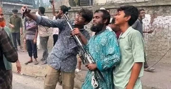 খিলাফতের দাবিতে ঢাকায় মিছিল করল নিষিদ্ধ সন্ত্রাসী গোষ্ঠী হিযবুত তাহরীর