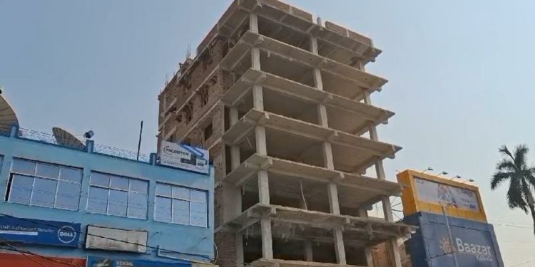 বেআইনি বহুতল নিয়ে কড়া পদক্ষেপ বর্ধমান পুরসভার,১৫ দিনের মধ্যে আট তলার বহুতল ভেঙে ফেলার নির্দেশ