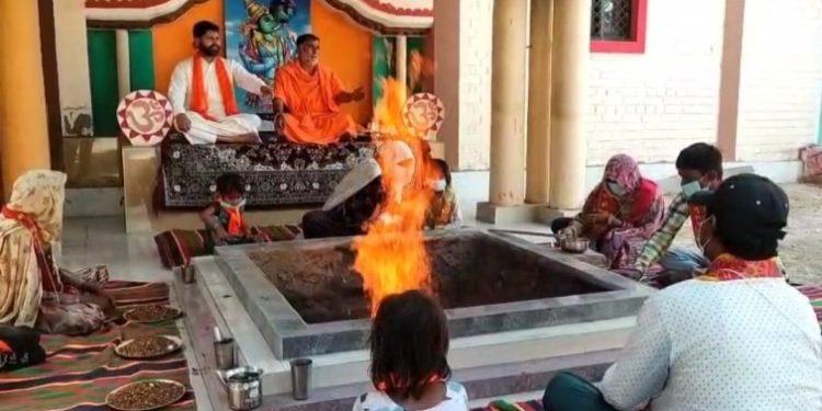 ৫০ বছর আগে মুসলিমকে বিয়ে করে ধর্মান্তরিত হয়েছিলেন হিন্দু নারী, স্বামীর মৃত্যুর পর পরিবারের ১০ সদস্যের সাথে ফিরে এলেন সনাতন ধর্মে, বললেন : ‘ভুল করেছিলাম’