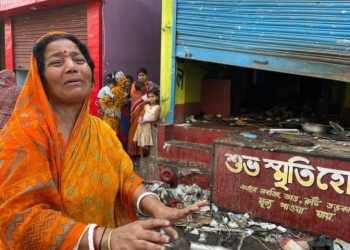 ‘নিজের ভবিষ্যৎ দেখুন’- ভাঙা দোকানের সামনে কান্নায় ভেঙে পড়া শাঁখা-সিঁদূর পরা মহিলার ছবি পোস্ট করে বললেন তরুনজ্যোতি তিওয়ারি