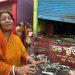 ‘নিজের ভবিষ্যৎ দেখুন’- ভাঙা দোকানের সামনে কান্নায় ভেঙে পড়া শাঁখা-সিঁদূর পরা মহিলার ছবি পোস্ট করে বললেন তরুনজ্যোতি তিওয়ারি