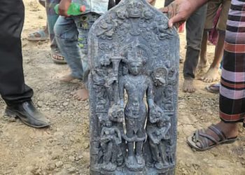 বাংলাদেশের দিনাজপুরে পুকুর থেকে উদ্ধার প্রায় হাজার বছরের কষ্টিপাথরের বিষ্ণুমূর্তি