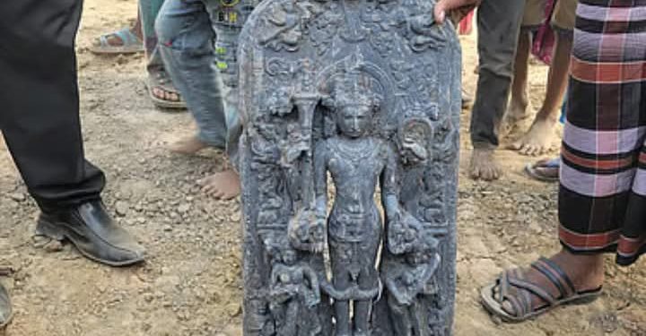 বাংলাদেশের দিনাজপুরে পুকুর থেকে উদ্ধার প্রায় হাজার বছরের কষ্টিপাথরের বিষ্ণুমূর্তি