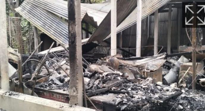 চিত্রশিল্পী মানবেন্দ্র ঘোষের বাড়িতে আগুন লাগানোর ঘটনায় জিহাদিদের ছেড়ে শেখ হাসিনার দলের যুব সংগঠনের ৮ সদস্যকে গ্রেপ্তার করেছে বাংলাদেশের পুলিশ