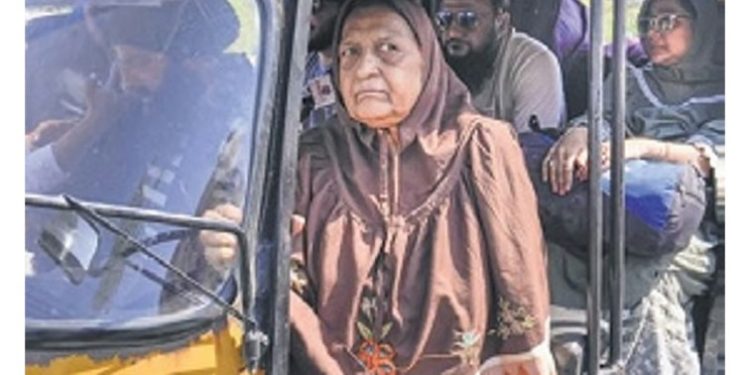 সার্ক ভিসা বাতিল : ভারত ছাড়ছে পাকিস্তানিরা, আটারিতে ব্যাপক ভিড়, বাণিজ্য অনিশ্চিত