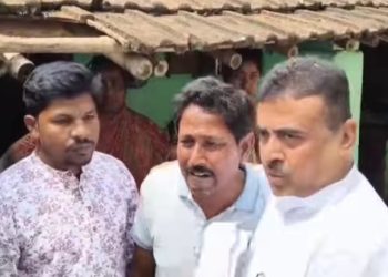 “মুখ্যমন্ত্রী দেখুন আপনার বাংলার হিন্দুরা কেমন আছে” : কান্নায় ভেঙে পড়া সাম্প্রদায়িক হিংসায় আক্রান্তকে জড়িয়ে ধরে বললেন শুভেন্দু অধিকারী