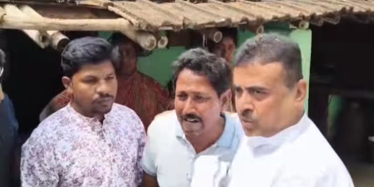 “মুখ্যমন্ত্রী দেখুন আপনার বাংলার হিন্দুরা কেমন আছে” : কান্নায় ভেঙে পড়া সাম্প্রদায়িক হিংসায় আক্রান্তকে জড়িয়ে ধরে বললেন শুভেন্দু অধিকারী