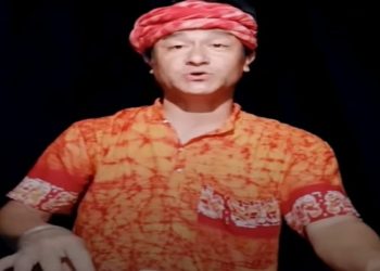 “দুর্নীতিবাজ ভ্রষ্টাচারী,ভন্ডামিতে এক নম্বরি” : রাজ্যের প্রাতিষ্ঠানিক দুর্নীতি নিয়ে গান গেয়ে ভাইরাল উত্তরবঙ্গের শিল্পী মনীন্দ্র বর্মন 