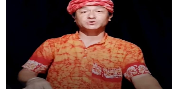 “দুর্নীতিবাজ ভ্রষ্টাচারী,ভন্ডামিতে এক নম্বরি” : রাজ্যের প্রাতিষ্ঠানিক দুর্নীতি নিয়ে গান গেয়ে ভাইরাল উত্তরবঙ্গের শিল্পী মনীন্দ্র বর্মন 