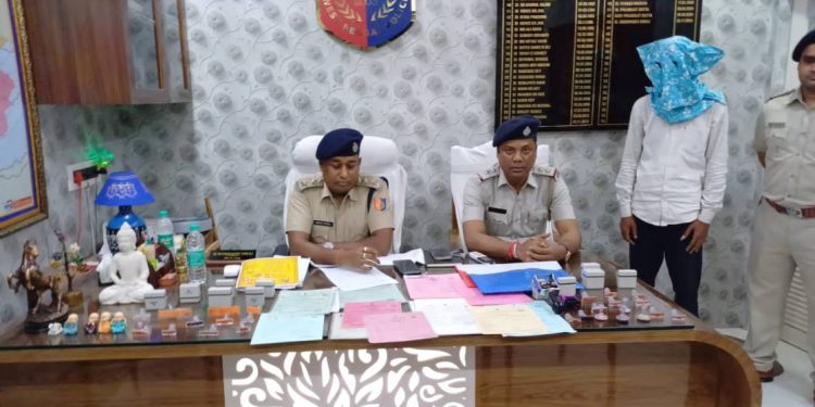 ভাতারে ধৃত হাসমত জামানের সাইবার কাফে থেকে প্রচুর জাল শংসাপত্র এবং সরকারি অফিসের সিল উদ্ধার করল পুলিশ