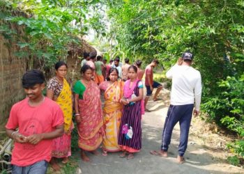 ভাতারে নিম্নমানের সামগ্রী দিয়ে ঢালাই রাস্তার নির্মাণের অভিযোগ, কাজ বন্ধ করে দিল ক্ষিপ্ত গ্রামবাসী