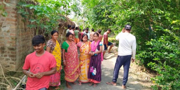 ভাতারে নিম্নমানের সামগ্রী দিয়ে ঢালাই রাস্তার নির্মাণের অভিযোগ, কাজ বন্ধ করে দিল ক্ষিপ্ত গ্রামবাসী