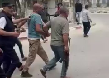 হামাসের এক সন্ত্রাসীকে পিটিয়ে মারল গাজার বাসিন্দারা