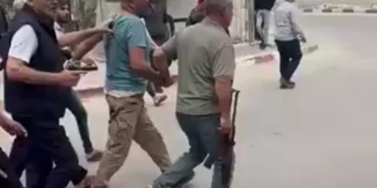 হামাসের এক সন্ত্রাসীকে পিটিয়ে মারল গাজার বাসিন্দারা