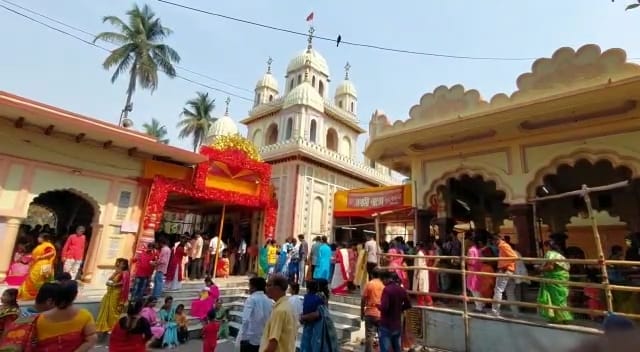 পয়লা বৈশাখে ভক্তদের ভীড় উপচে পড়লো বর্ধমানের অধিষ্ঠাত্রী দেবী সর্বমঙ্গলার মন্দিরে