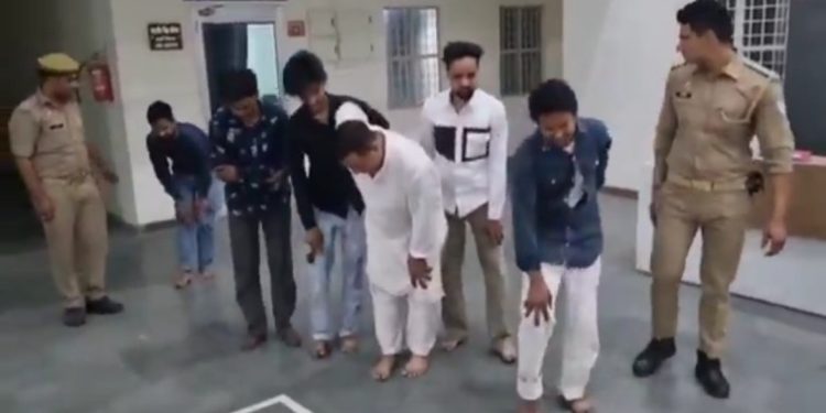 মুজাফফরনগর : হিন্দু ছেলের কথা বলার অপরাধে প্রকাশ্যে মুসলিম মেয়ের চুল টেনে ধরে মারধর, ৬ জিহাদিদের ধরে বেদম পেটালো যোগী বাবার পুলিশ