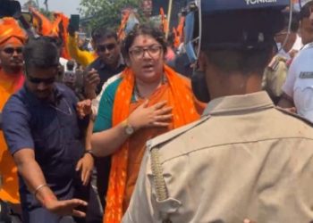 লকেট চ্যাটার্জির শোভাযাত্রা আটকে দিল পুলিশ, বিজেপি কর্মীদের তুমুল বিক্ষোভ