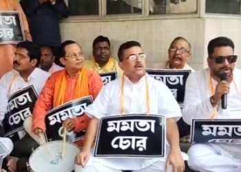 গলায় ঝোলানো “মমতা চোর” পোস্টার ; “পিসি চোর ভাইপো চোর,তৃণমূলের সবাই চোর” শ্লোগান তুলে বিধানসভায় বিক্ষোভ দেখাচ্ছেন শুভেন্দু অধিকারীরা
