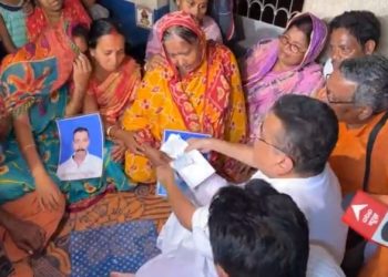 মমতার টাকা প্রত্যাখ্যান, শুভেন্দুর হাত থেকে ১০ লক্ষ টাকা করে চেক নিলেন জাফরাবাদে খুন হওয়া হিন্দু পিতাপুত্রের পরিবার