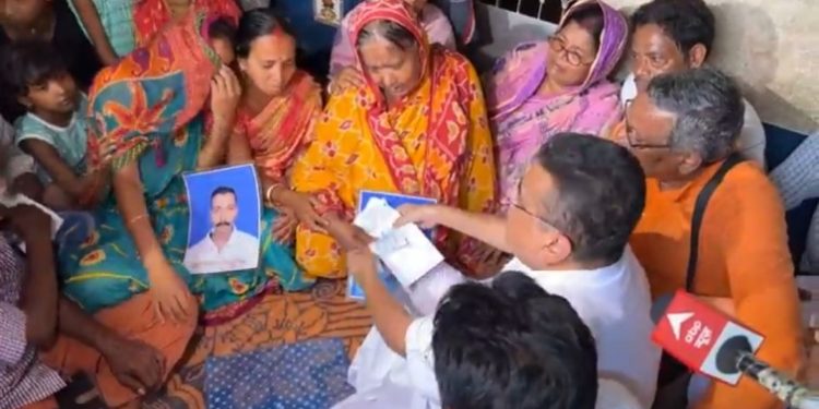 মমতার টাকা প্রত্যাখ্যান, শুভেন্দুর হাত থেকে ১০ লক্ষ টাকা করে চেক নিলেন জাফরাবাদে খুন হওয়া হিন্দু পিতাপুত্রের পরিবার