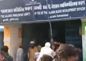 কলকাতায় শিক্ষকের পেটে লাথি আর মুর্শিদাবাদে মসজিদে ঢুকে প্রাণ বাঁচালো পুলিশ, ওয়াকফ আইন বিরোধীদের হিংসা প্রসঙ্গে তরুনজ্যোতির দাবি : ‘সিদ্দিকুল্লাকে এসব কান্ড করার জন্য ছেড়ে দিয়েছে রাজ্য সরকার’