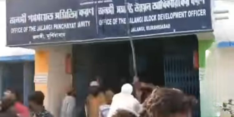 কলকাতায় শিক্ষকের পেটে লাথি আর মুর্শিদাবাদে মসজিদে ঢুকে প্রাণ বাঁচালো পুলিশ, ওয়াকফ আইন বিরোধীদের হিংসা প্রসঙ্গে তরুনজ্যোতির দাবি : ‘সিদ্দিকুল্লাকে এসব কান্ড করার জন্য ছেড়ে দিয়েছে রাজ্য সরকার’